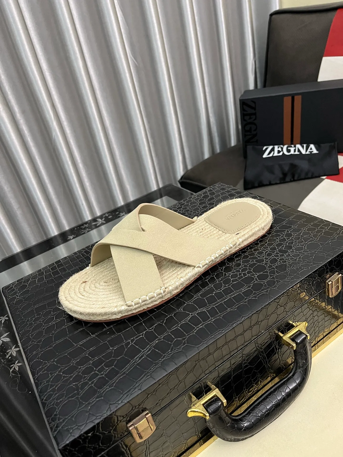 Men's shoes 💰320⌚️⌚️《HERMES》Hermès 💁♂️Men's casual slippers, compare the quality at the counter🧚🏿♂️ The upper layer has a stone pattern with clear texture, showing high-end, high-end, comfortable to wear and versatile. Purely hand-pulled, raw rubber breathable outsole, breathable and comfortable lambskin lining, 100% comfortable density, original rubber outsole wear-resistant code number 38-44. Can be customized 45-46-47